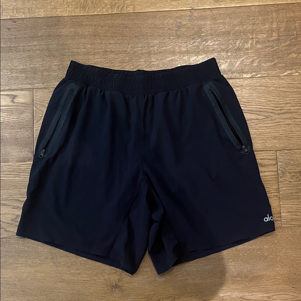 ALO Yoga Men's Black shorts with liner. 7 inch